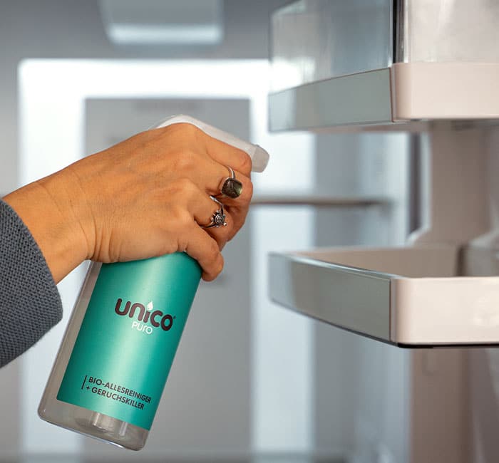 Bio-Allesreiniger Konzentrat von unicopuro® in der Anwendung an einem Kühlschrank