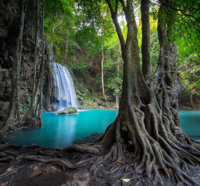 Dschungellandschaft mit Erawan-Wasserfall, unser Reiniger ist unschädlich für die Umwelt