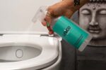 Bio-Allesreiniger Konzentrat von unicopuro® in der Anwendung an einer Toilette